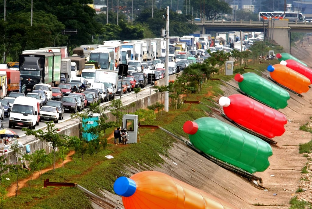 Eduardo Srur, renomado artista brasileiro, é conhecido por suas instalações que questionam a relação