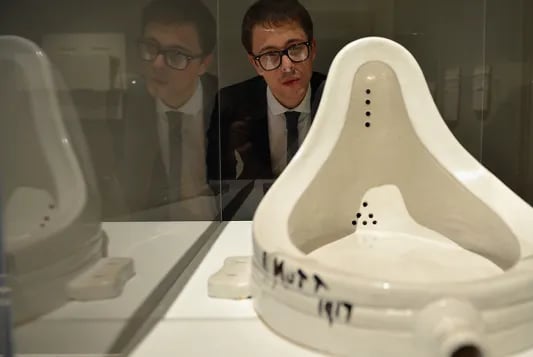 Um visitante observa a mais famosa obra do artista francês Marcel Duchamp, intitulada A Fonte , 1917