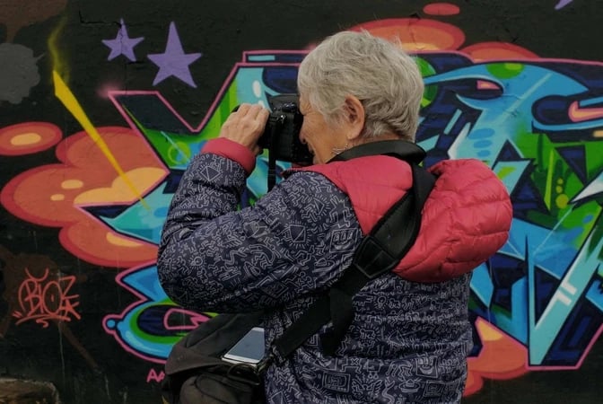 Martha Cooper, a fotógrafa que documentou o próprio nascimento do Hip-Hop em Nova York.