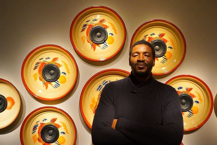 Emeka Ogboh: Migração, Som e Instalações Imersivas