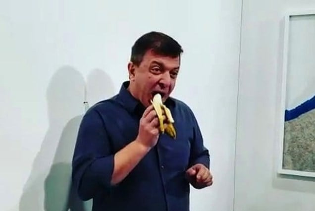 David Datuna comendo a banana, obra de Maurizio Cattelan