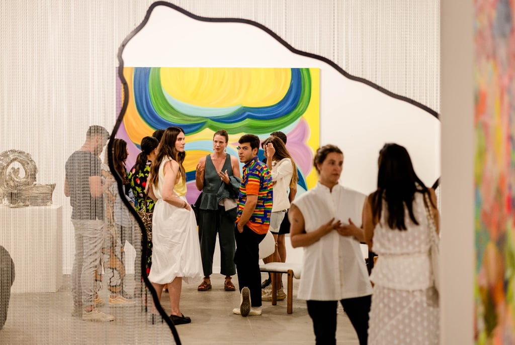 Foco de uma galeria de arte na feira RioArt