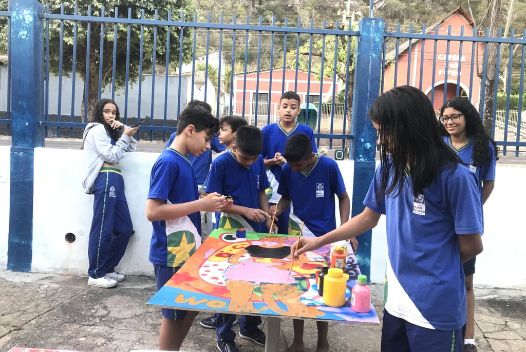 Participantes concentrados em suas obras.