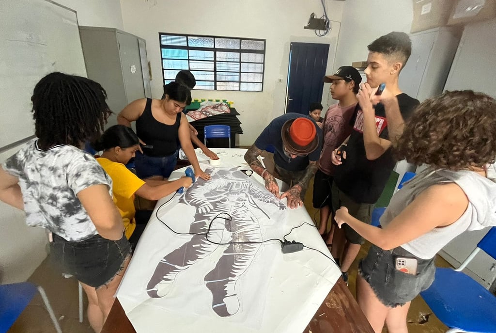 Arte-educador Sérgio Astral auxiliando os alunos.