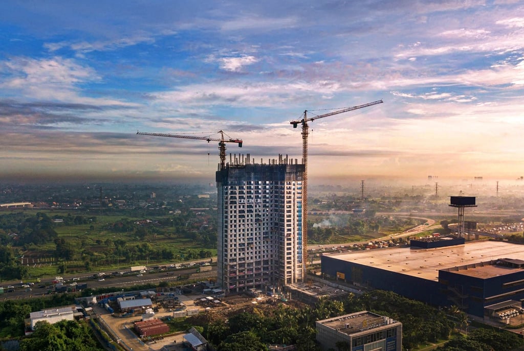 konstruksi apartement, jasa photography corporated.a crane is seen in this picture