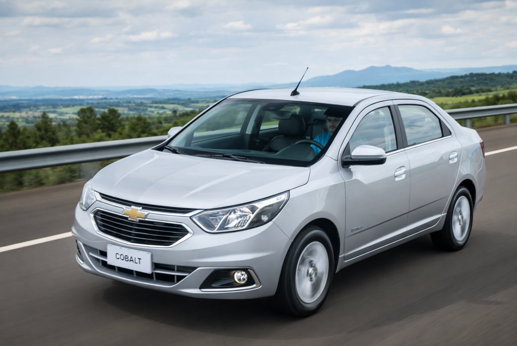 Cobalt Elite 2017 automático prata rodando na estrada com destaque para espaço e conforto