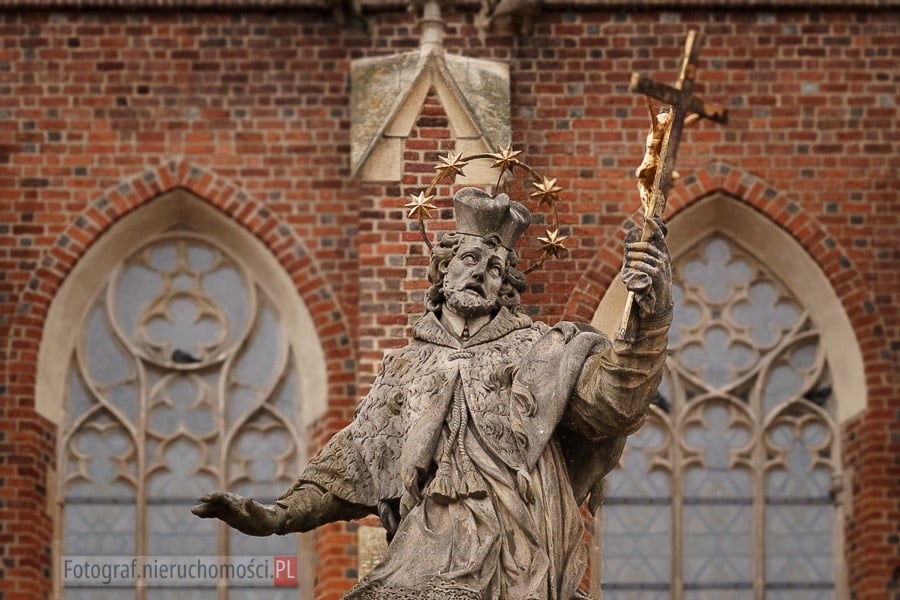 postać Jana Nepomucena z bliska pomnik we Wrocławiu