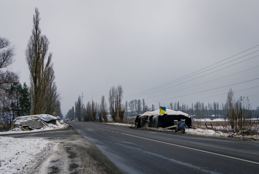 a boat on the side of a road ucraina, guerra