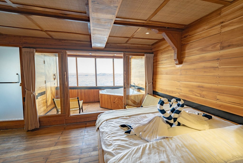 kamar mewah sailing labuan bajo