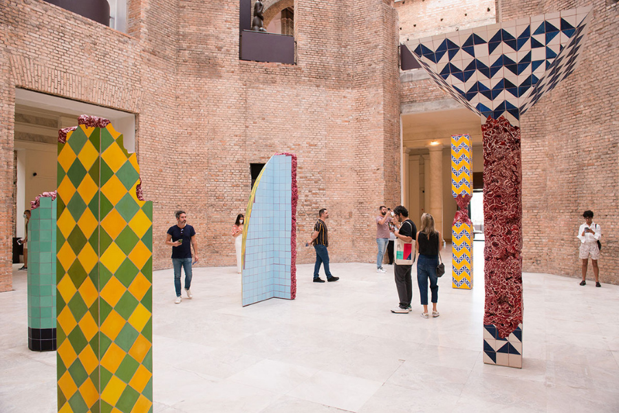  Mural com padrões de azulejos e fragmentos de carne.