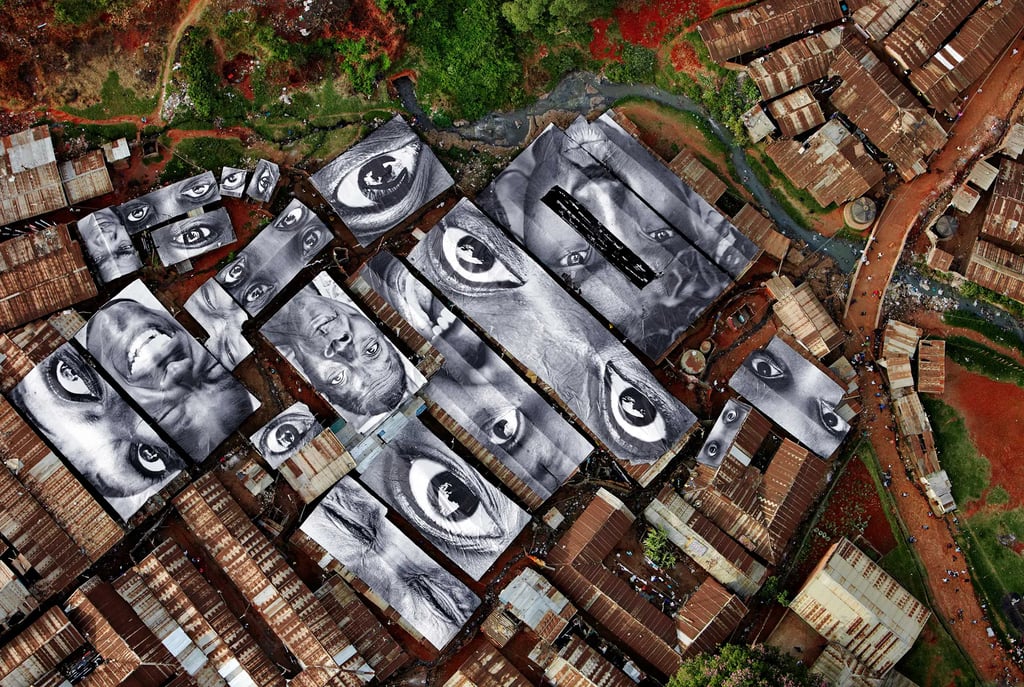 **28 Milímetros, Mulheres São Heroínas, Ação na Favela de Kibera, Vista dos Telhados, Quênia, 2009