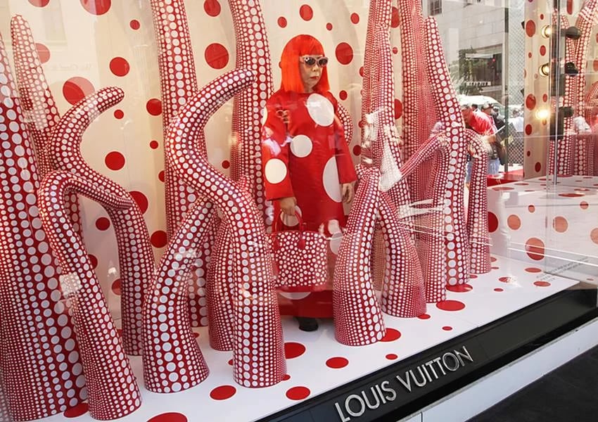 artista japonesa Yayoi Kusama e a Louis Vuitton trouxe uma estética única para as passarelas.
