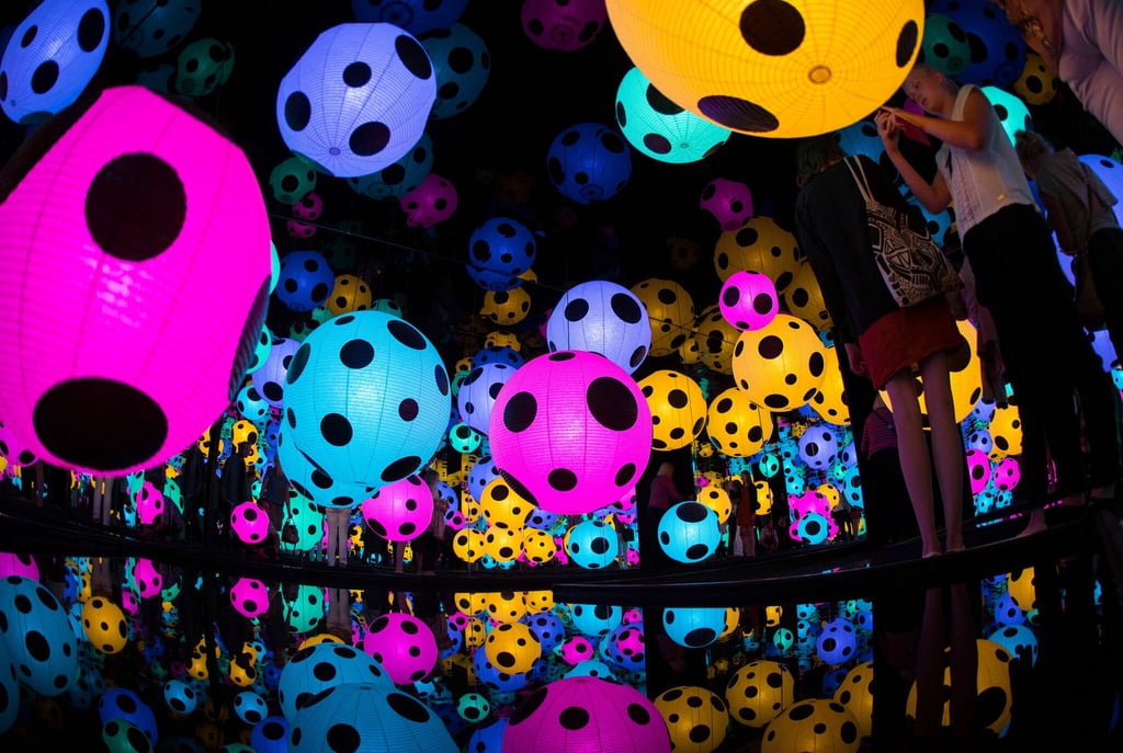 Yayoi Kusama, artista japonesa, tem encantado o mundo com suas instalações, especialmente "Infinity