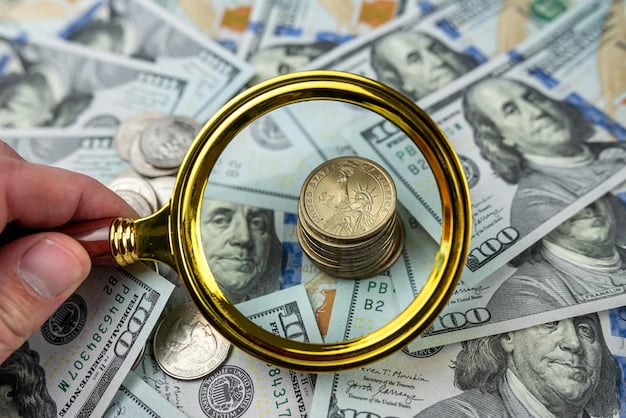 imagem mostra uma lupa segurada por uma mão, ampliando umas moedas e notas de cem dólares.