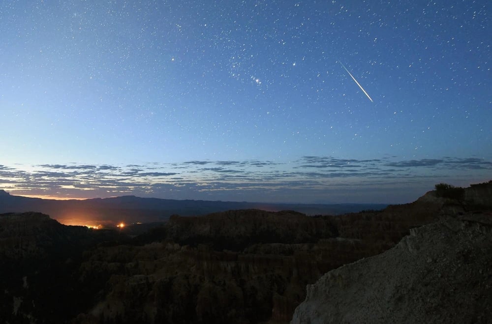 Um meteoro atravessa o céu sobre o Parque Nacional Bryce Canyon em Utah durante a chuva anual de meteoros Perseid. Ethan Mill