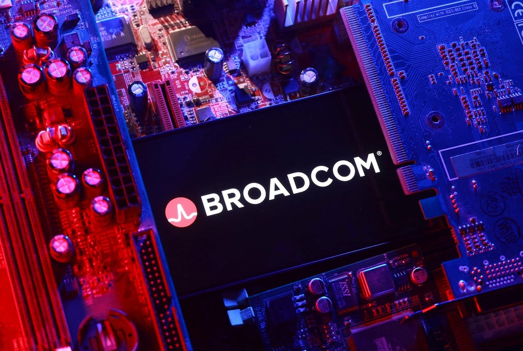 Um logotipo da Broadcom e uma placa-mãe de computador aparecem nesta ilustração tirada em 25 de agosto de 2025.