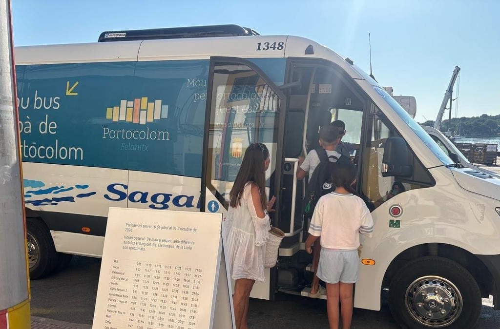 Passengers boarding a Sagales bus for the Portocolom Felanitx shuttle service at a sunny Mediterranean stop.