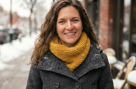Woman wearing a knitted cowl