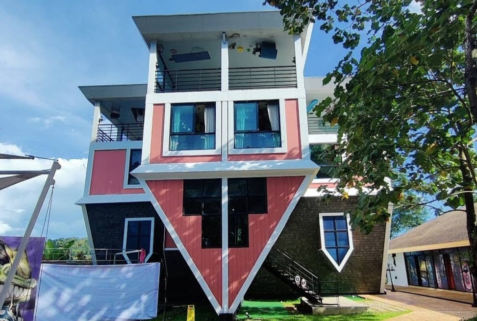 Phuket Baan Teelanka Upside Down House Teenagers