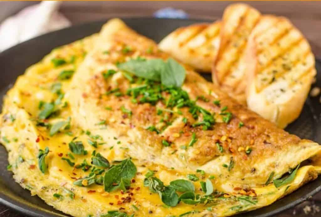Omelete proteico de espinafre e frango