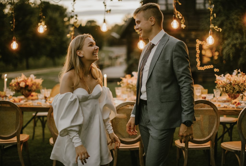 vestuvės gamtoje ir jaunųjų pora žiūri vienas į kitą šiltoje emocijoje