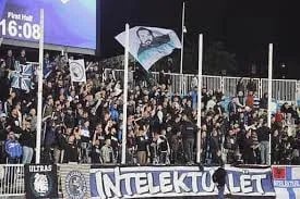 Fans des FC Prishtina im Stadion Fadil Vokrri unterstützen ihre Mannschaft mit Gesängen und Fahnen.