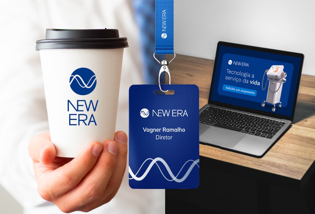 A imagem mostra um copo, um crachá e um laptop com a identidade visual New Era