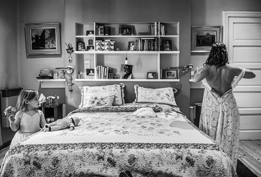 novia colocándose el vestido bride
