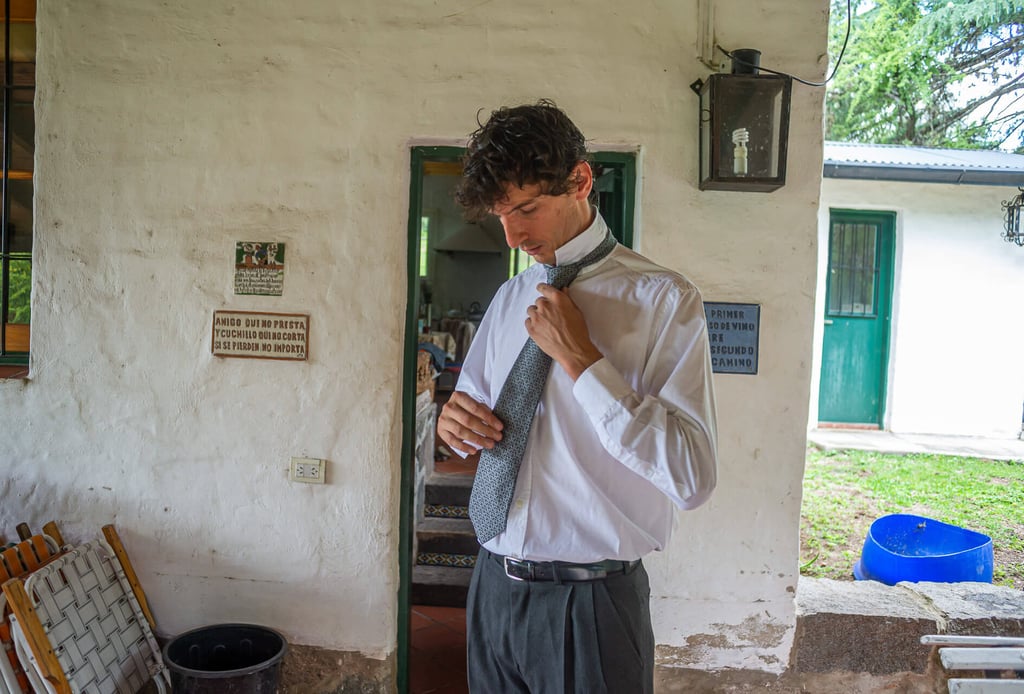 novio haciéndose el nudo de la corbata groom