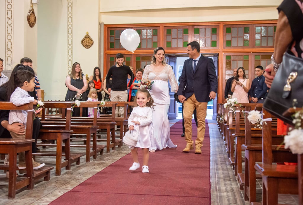 novia entrando a la iglesia con el padrino y su hija fotografia de casamientos