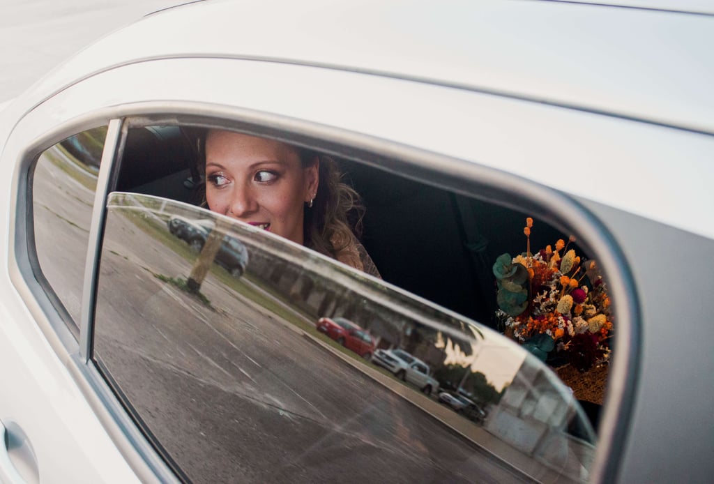 novia llegando a la iglesia fotografia de casamientos
