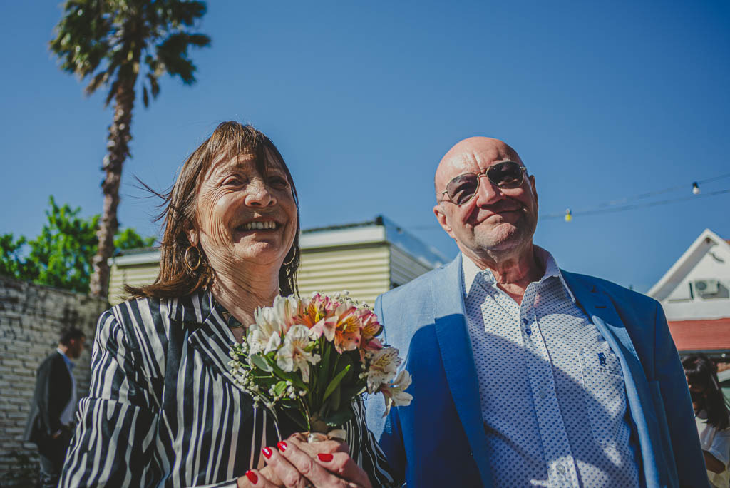 abuela con el ramo de la novia