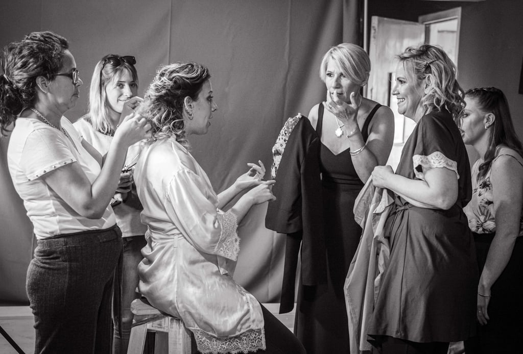 novia, amigas y familia vistiéndose fotografia de casamientos