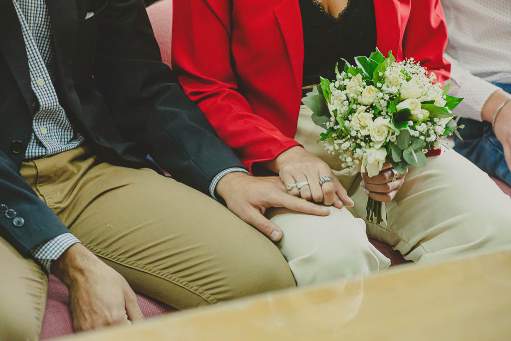 manos entrelazadas fotografia de bodas