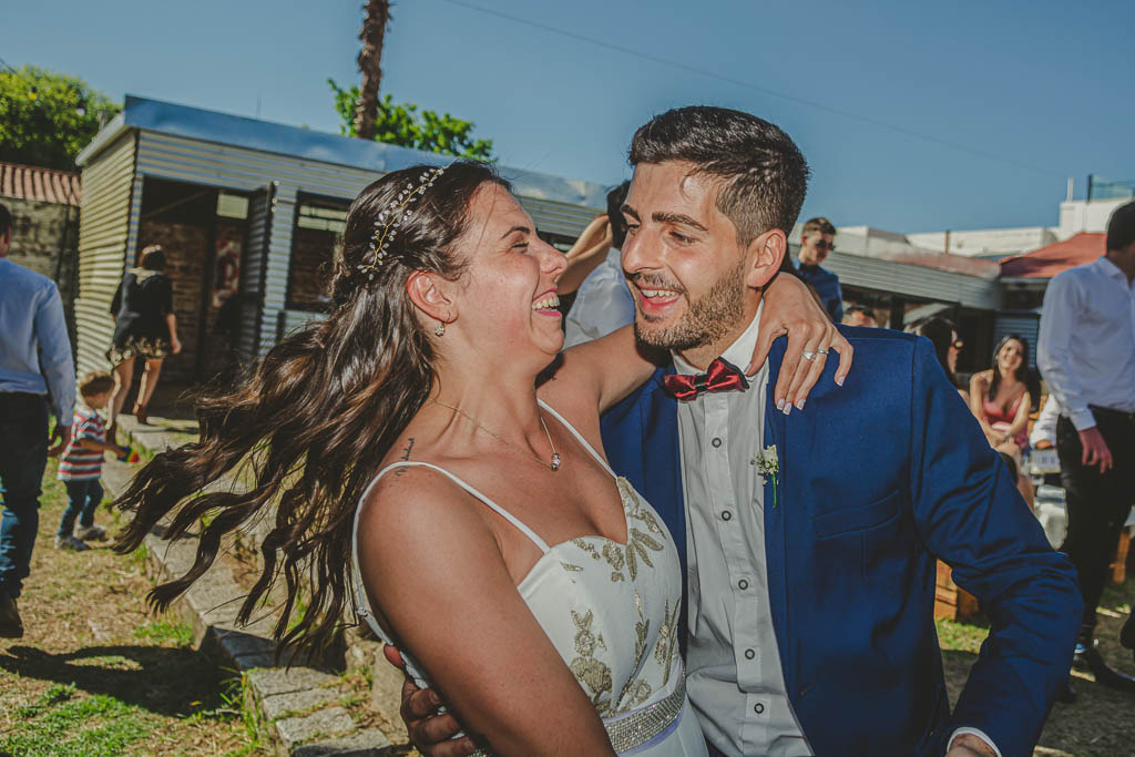 novios divirtiéndose fotografia de casamientos