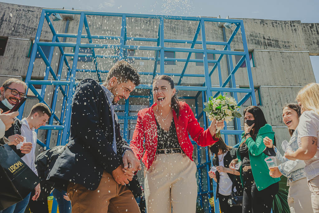 sallida de los novios tirada de arroz fotografia de casamientos