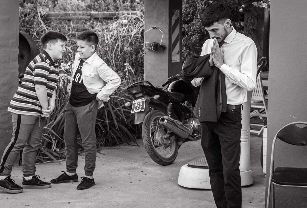 Novio pensativo antes de la iglesia fotografia de casamientos