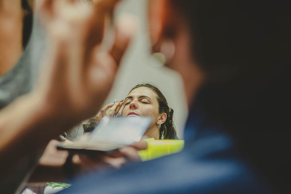 novia maquillandose fotografia de casamientos