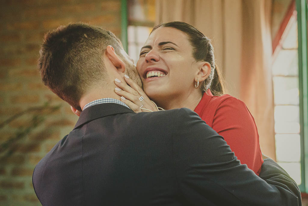 Novios emocionados fotografos de casamientos