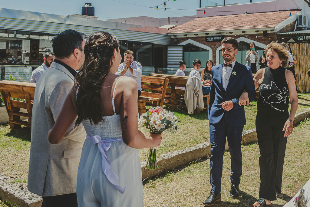 novios entrando al salón fotografia de casamiento