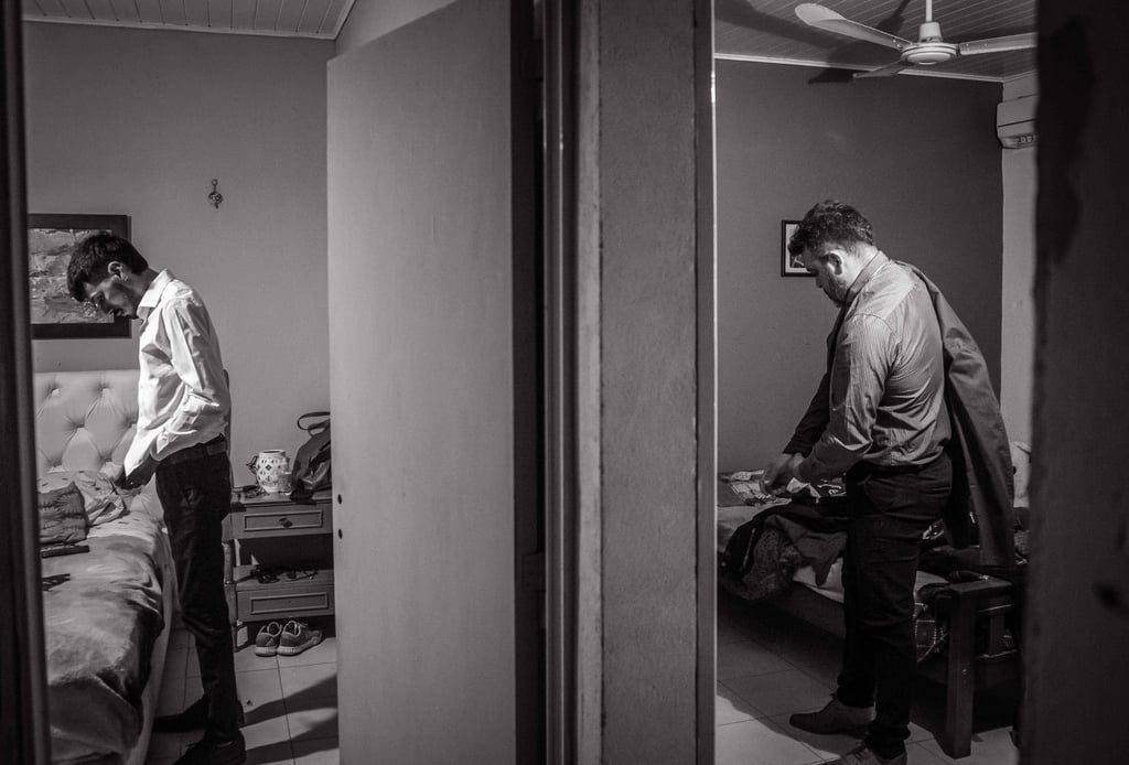 novio y amigo vistiéndose fotografia de casamientos