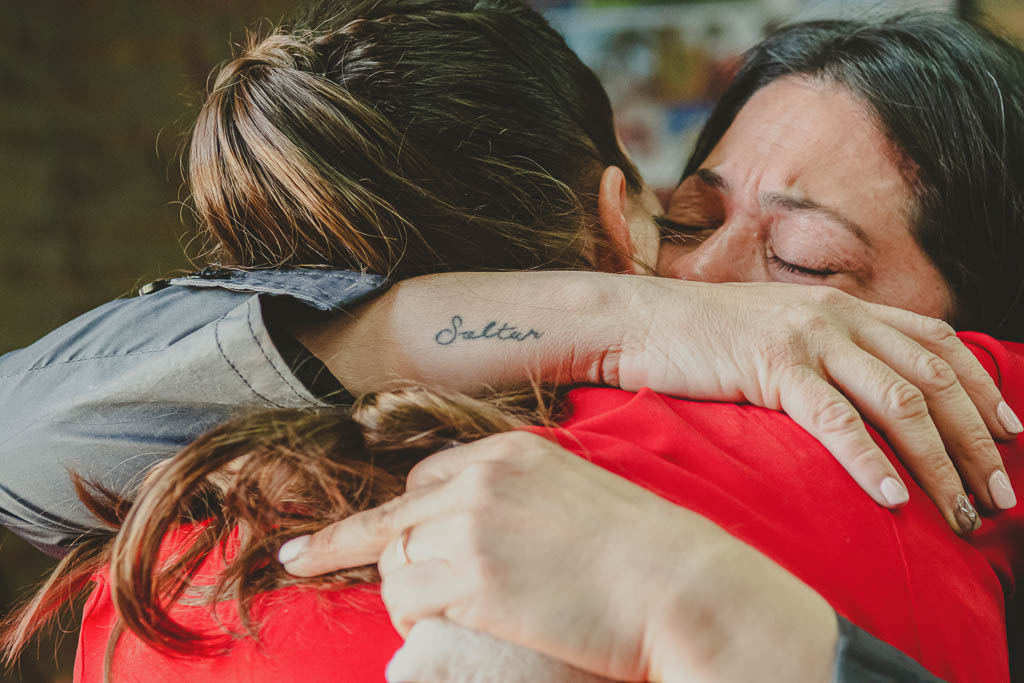 abrazo emocionado fotografia de casamientos