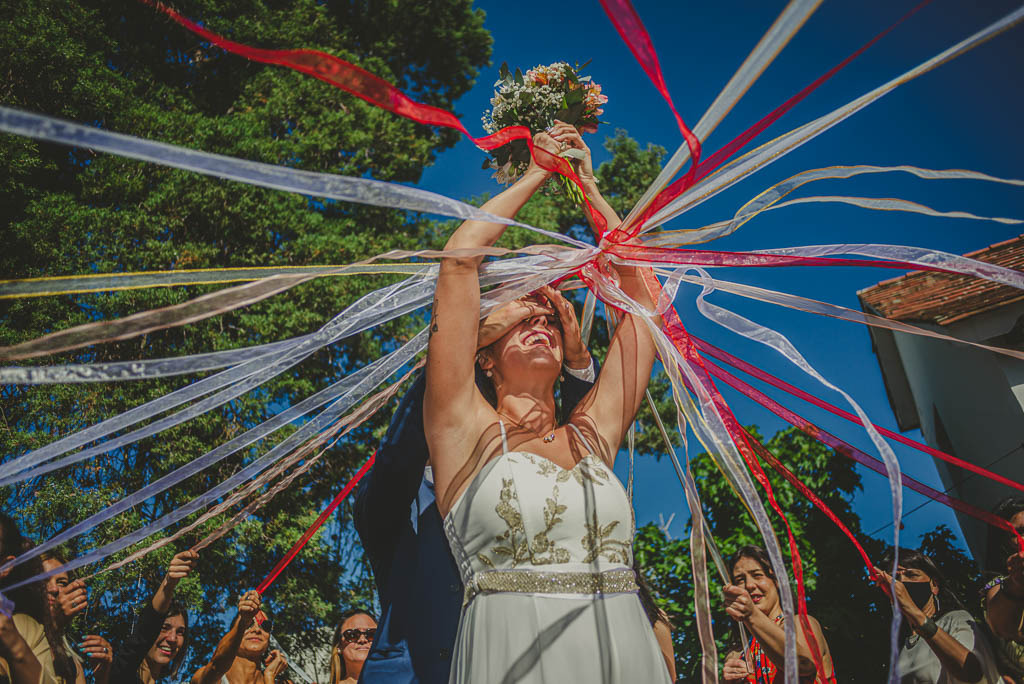 novia con el ramo fotografia de casamientos
