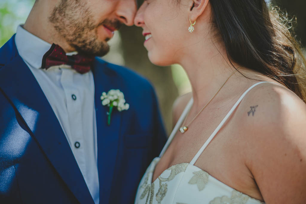 novios besándose fotografia de casamientos
