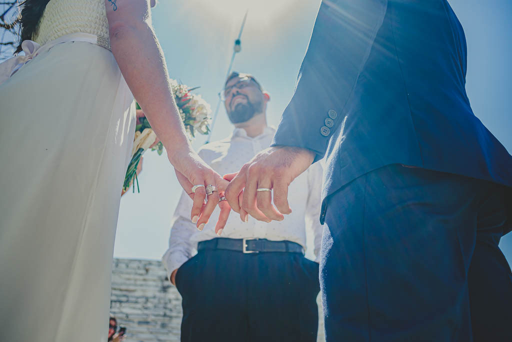 novios tomados de la mano fotografia de casamientos