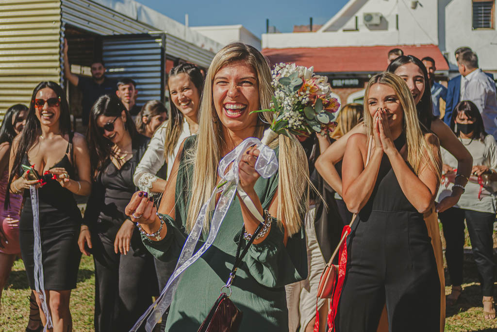 invitada con el ramo fotografia de bodas