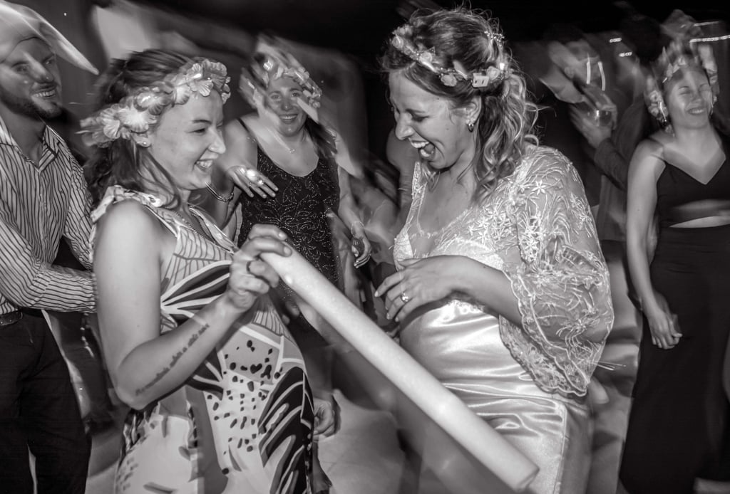 dos embarazadas bailando fotografia de casamientos