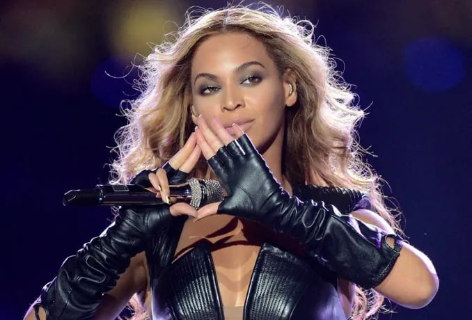 Beyoncé showing up Illuminati hand sign
