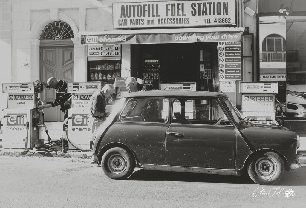 Photographie de rue retouché vintage d'une station a essence a l'ancien en noir et blanc , perpignan