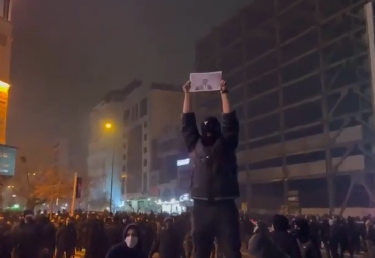 Os protestos que varrem o Irã se aproximaram da marca de duas semanas no sábado - apnews